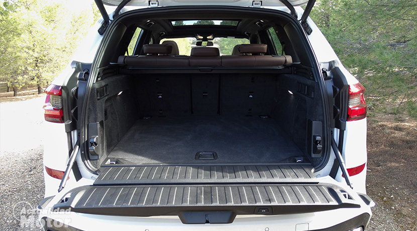 BMW X5 luggage compartment